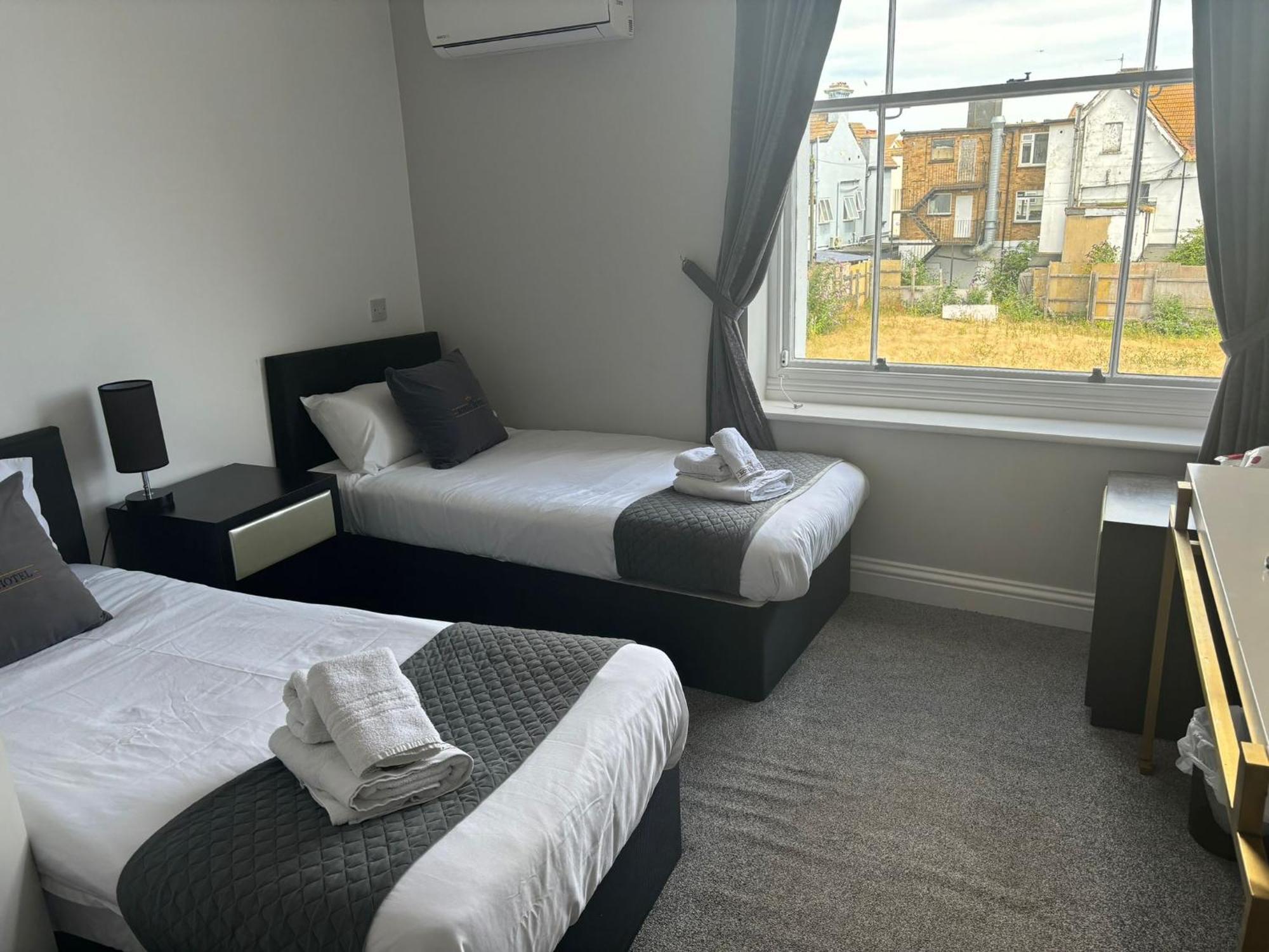 The Royal Hotel - Clacton On Sea Extérieur photo